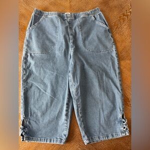 Croft & Barrow Blue Denim Capri Pants XL Waist 34” Inseam 16” Side Hem Details